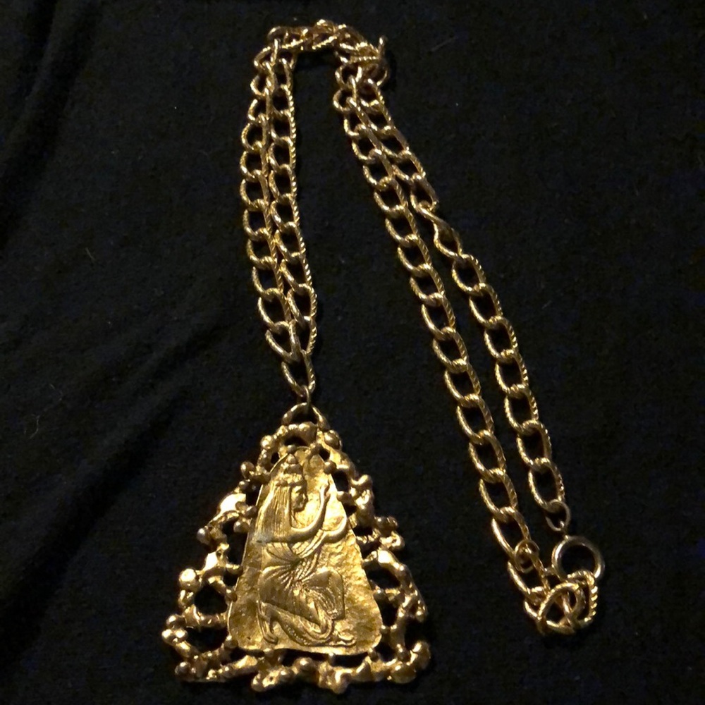 Vtg Egyptian pendant gold link necklace.